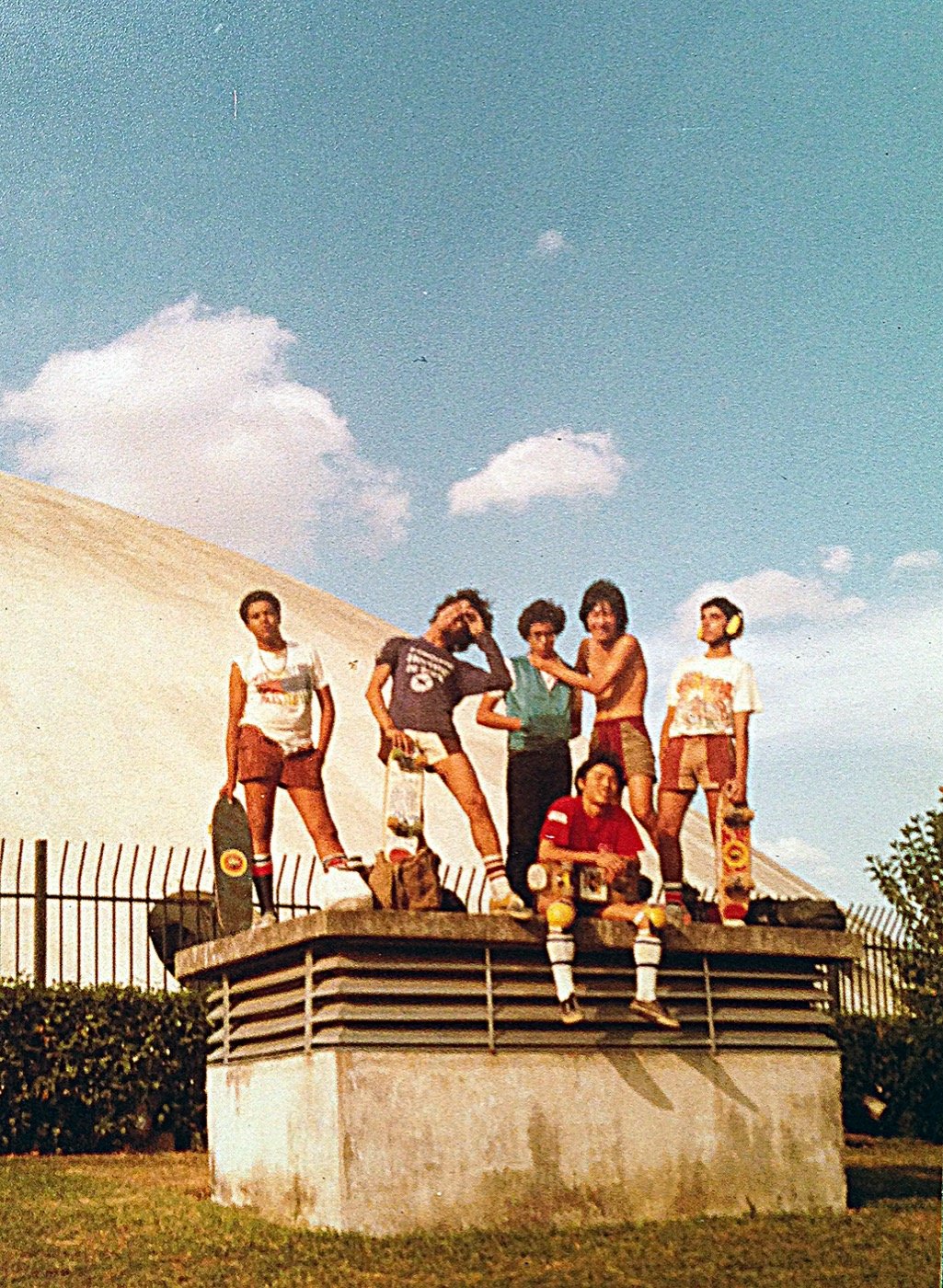 Grupo de IbiraBoys posado sobre estrutura de concreto no Parque Ibirapuera, por volta de 1980.
