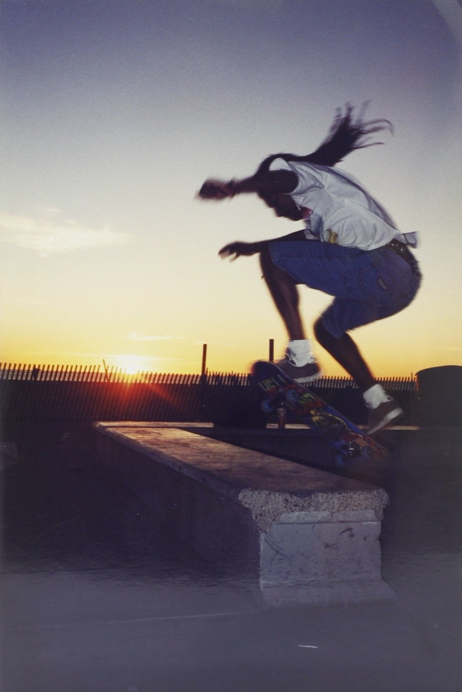 Antonio Thronn dos Passos em manobra de skate, início dos anos 1980.