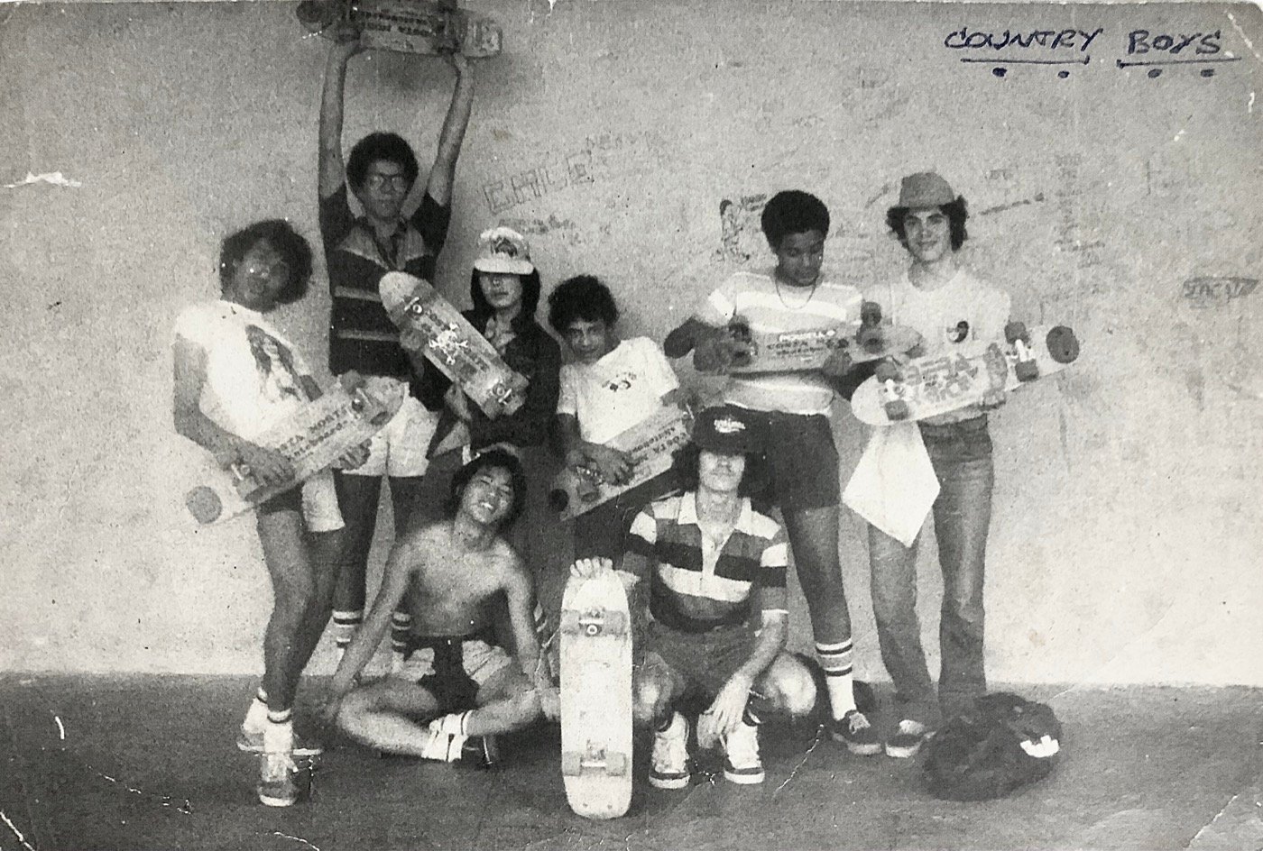 A turma Country Boys reunida com seus shapes, início dos anos 1980.